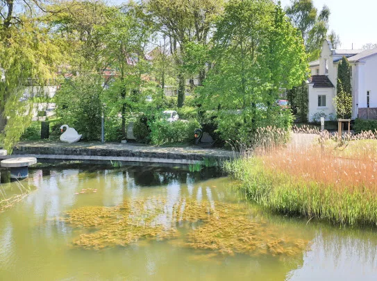 38 Weiße Villa am Schwanenteich EG links