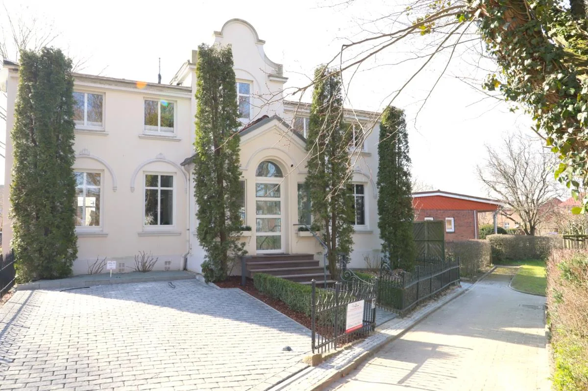 40 Weiße Villa am Schwanenteich OG links