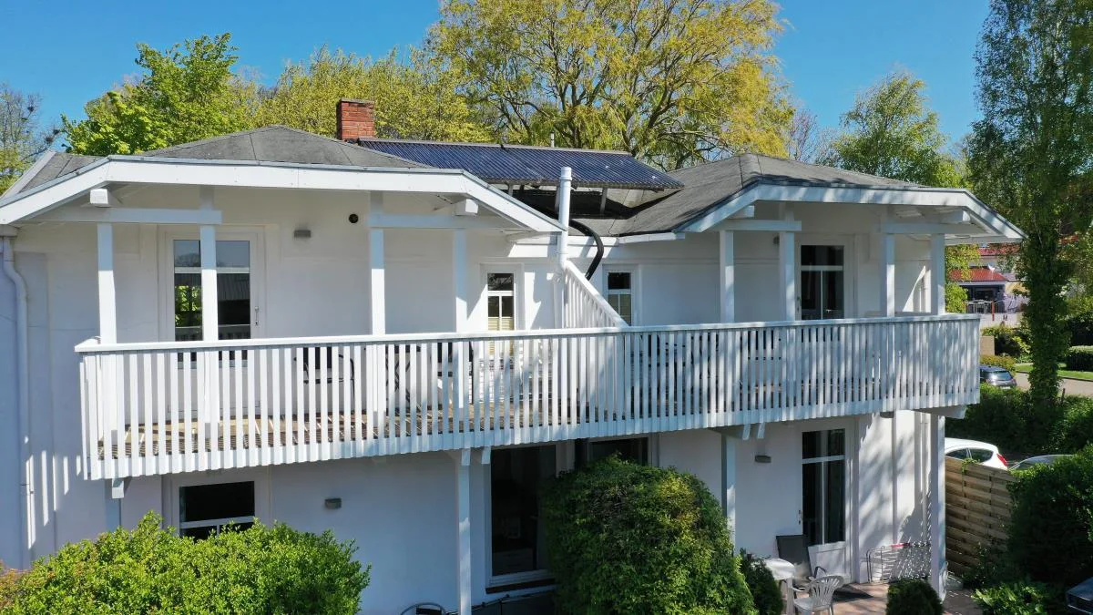 40 Weiße Villa am Schwanenteich OG links