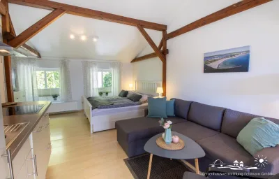 40 Weiße Villa am Schwanenteich OG links