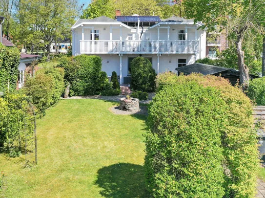 40 Weiße Villa am Schwanenteich OG links