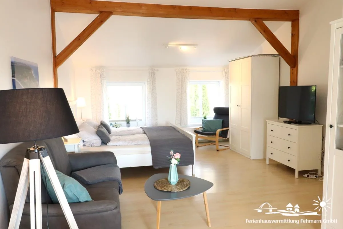 41 Weiße Villa am Schwanenteich OG rechts