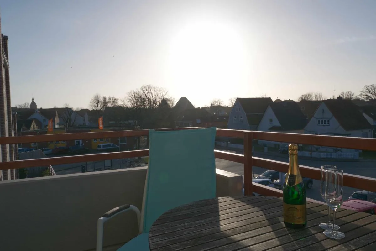 Inselblume 46 - Ferienwohnung in Burg mit Balkon und viel Licht