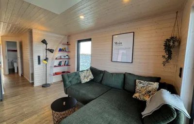 Inselblume 86 - Luxus-Hausboot am Yachthafen Burgstaaken