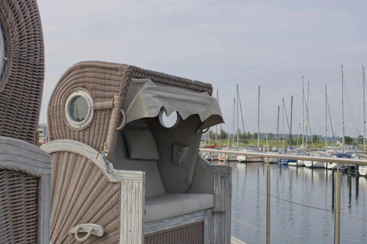 Inselblume 86 - Luxus-Hausboot am Yachthafen Burgstaaken
