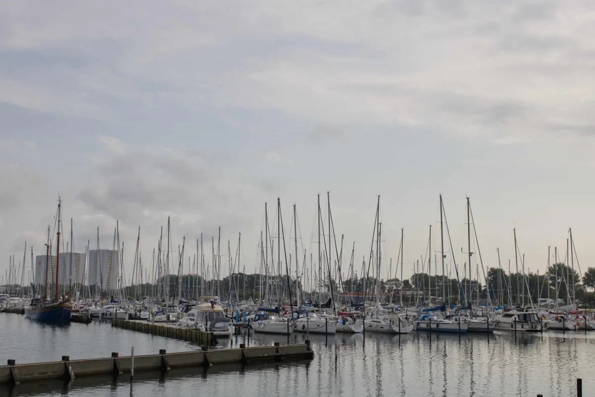 Inselblume 86 - Luxus-Hausboot am Yachthafen Burgstaaken