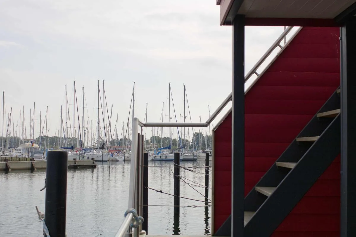 Inselblume 86 - Luxus-Hausboot am Yachthafen Burgstaaken