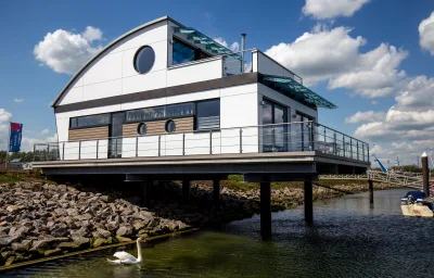 KYST 54°10 Floating Home 1