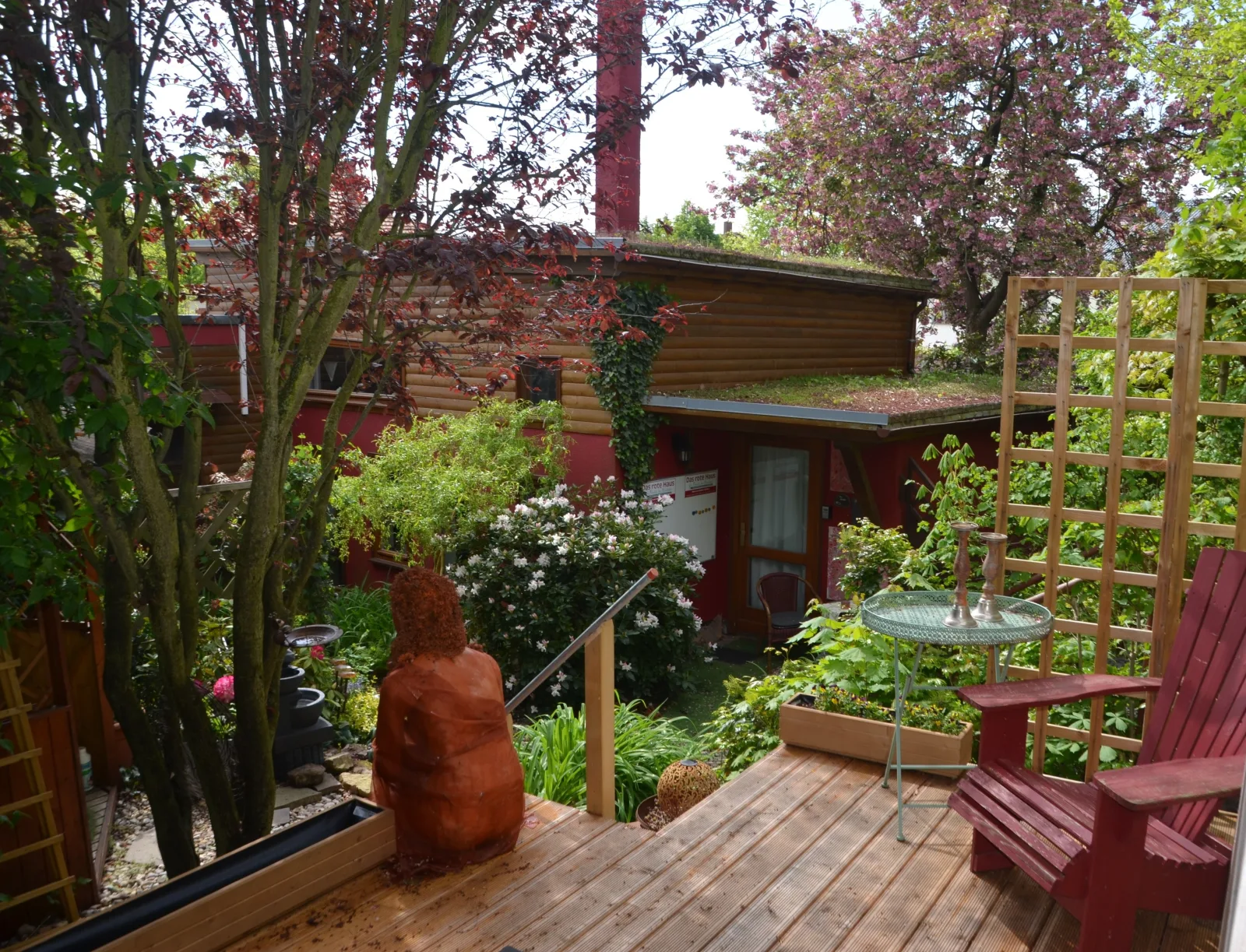 Rotes Kreativ-Ferienhaus