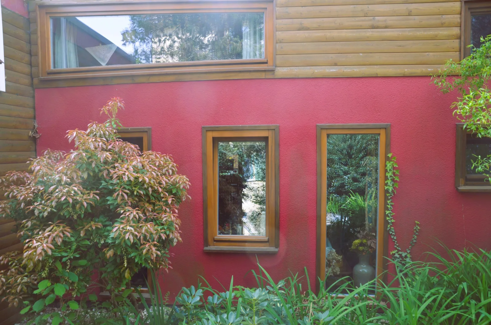 Rotes Kreativ-Ferienhaus