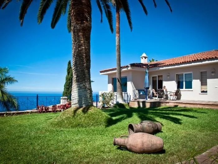 Villa mit Pool und Traumblick - F5858
