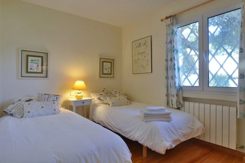 Charming Villa with Sea Views & Pool. Up to 7 Guests