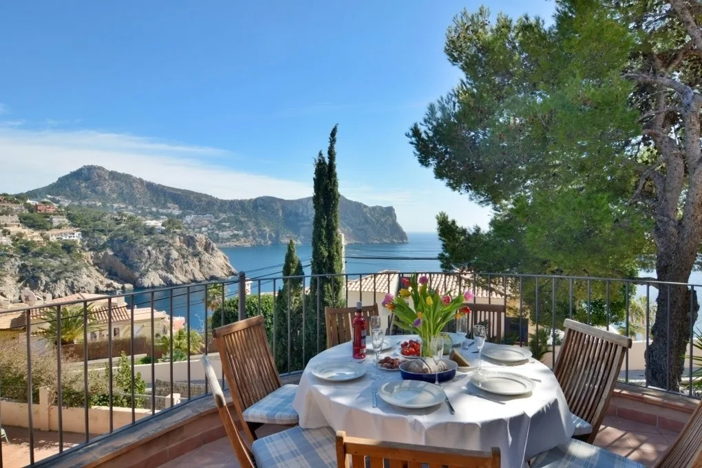 Charming Villa with Sea Views & Pool. Up to 7 Guests