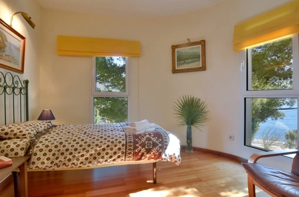 Charming Villa with Sea Views & Pool. Up to 7 Guests