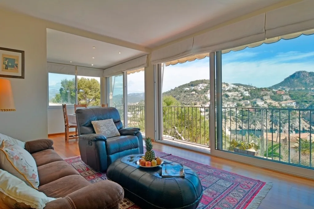 Charming Villa with Sea Views & Pool. Up to 7 Guests