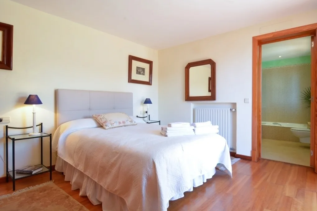 Charming Villa with Sea Views & Pool. Up to 7 Guests