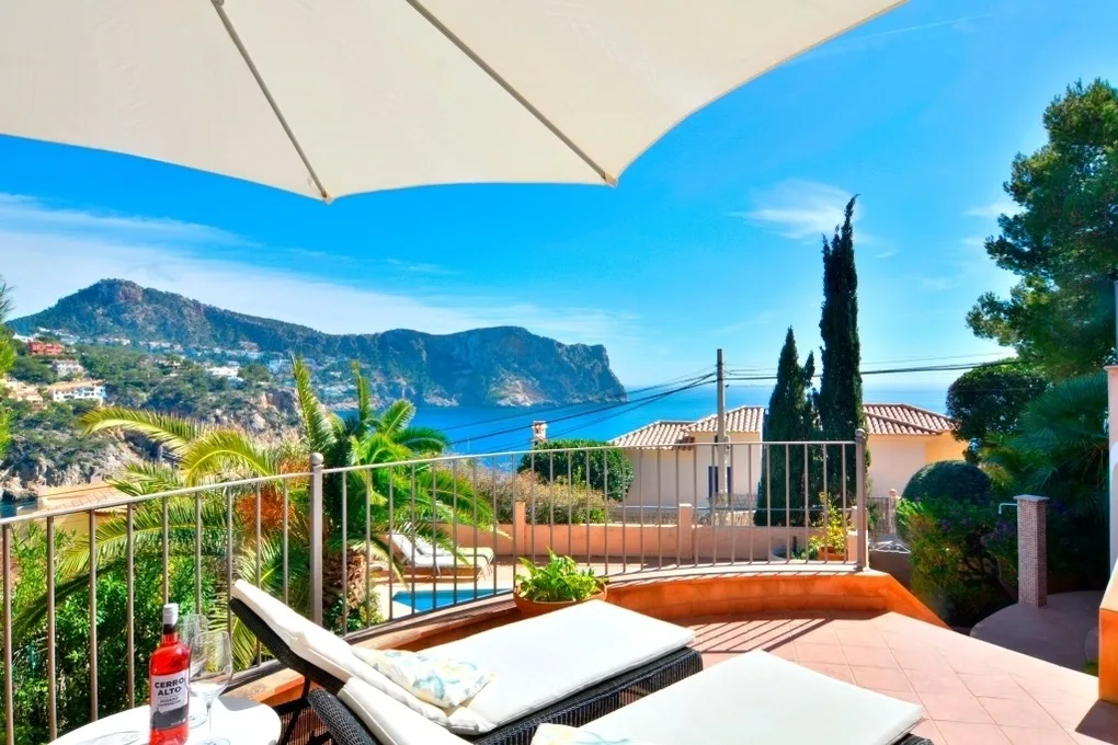 Charming Villa with Sea Views & Pool. Up to 7 Guests