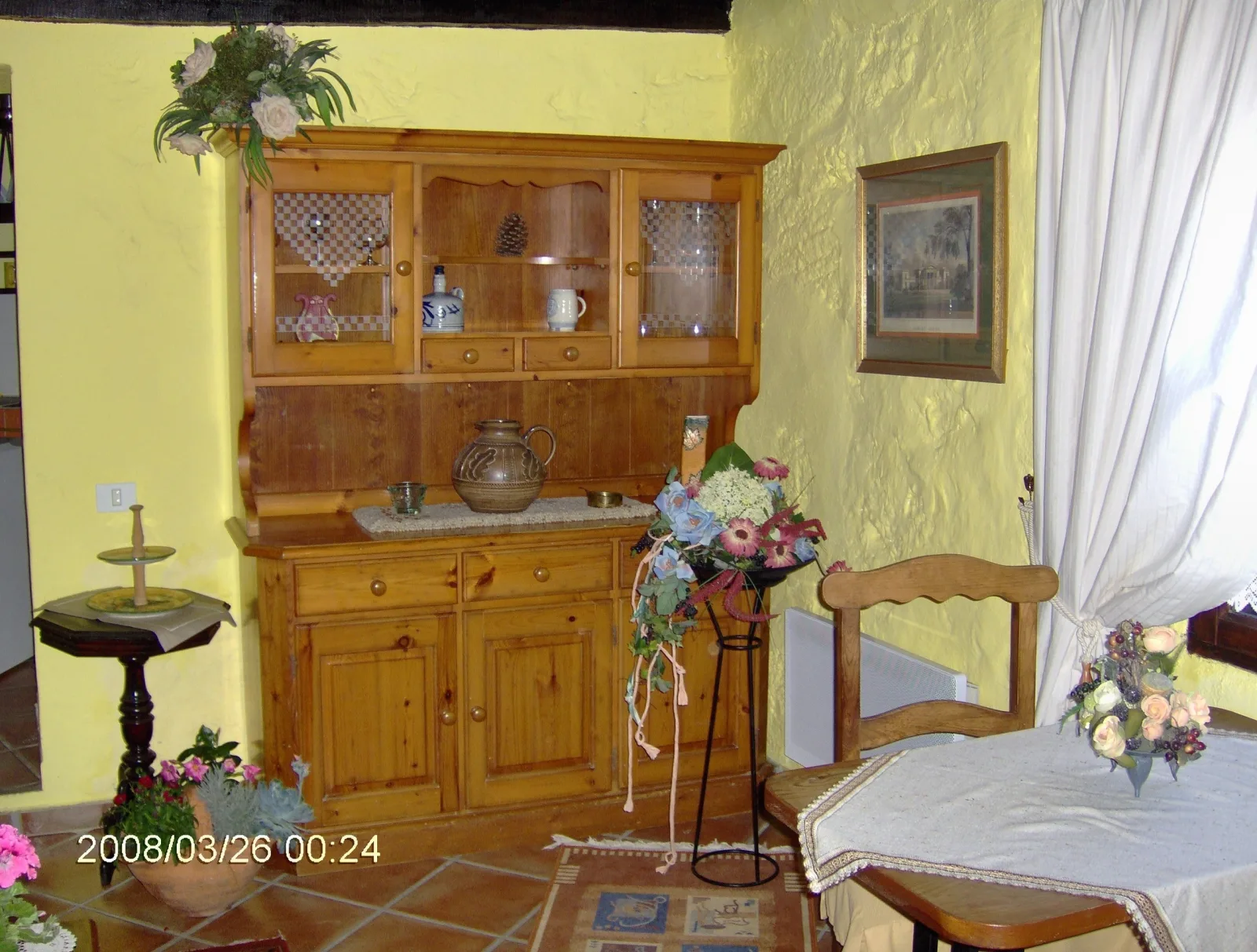 Apartment mit kleiner Innenhof-Terrasse im rustikalen Stil
