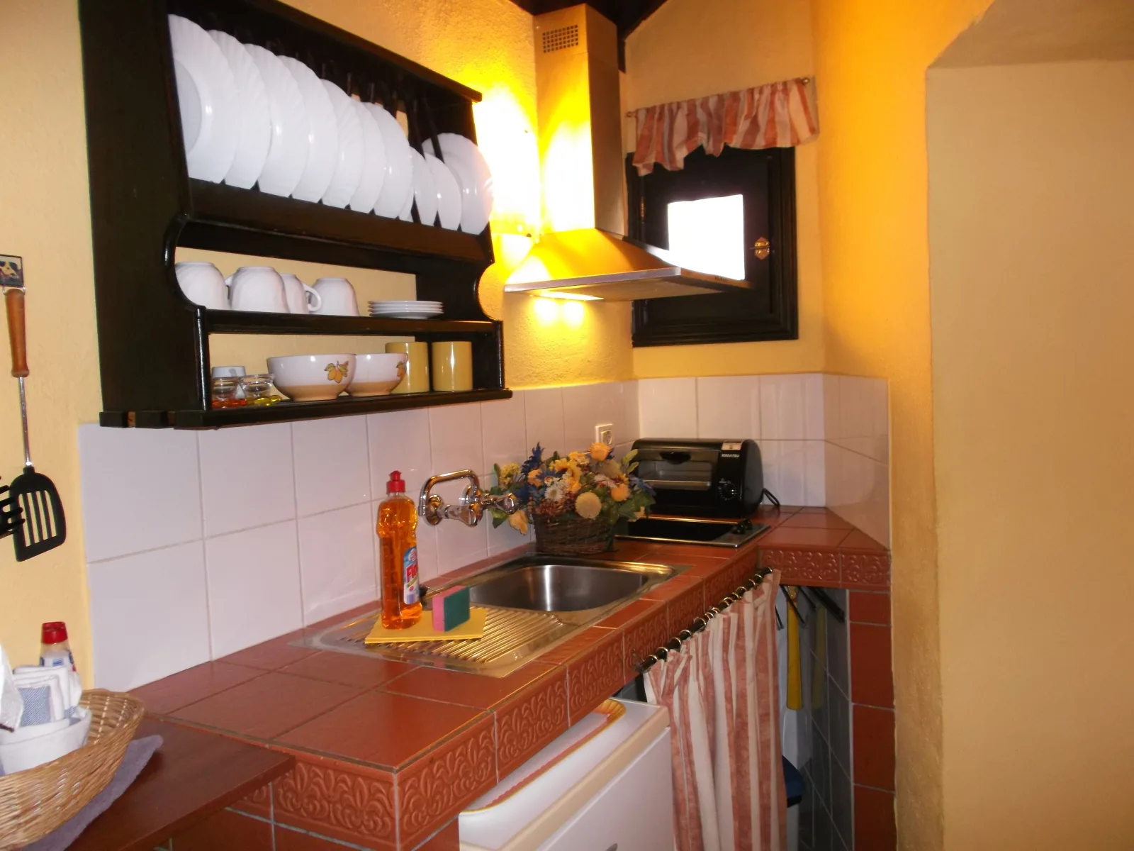 Apartment mit kleiner Innenhof-Terrasse im rustikalen Stil