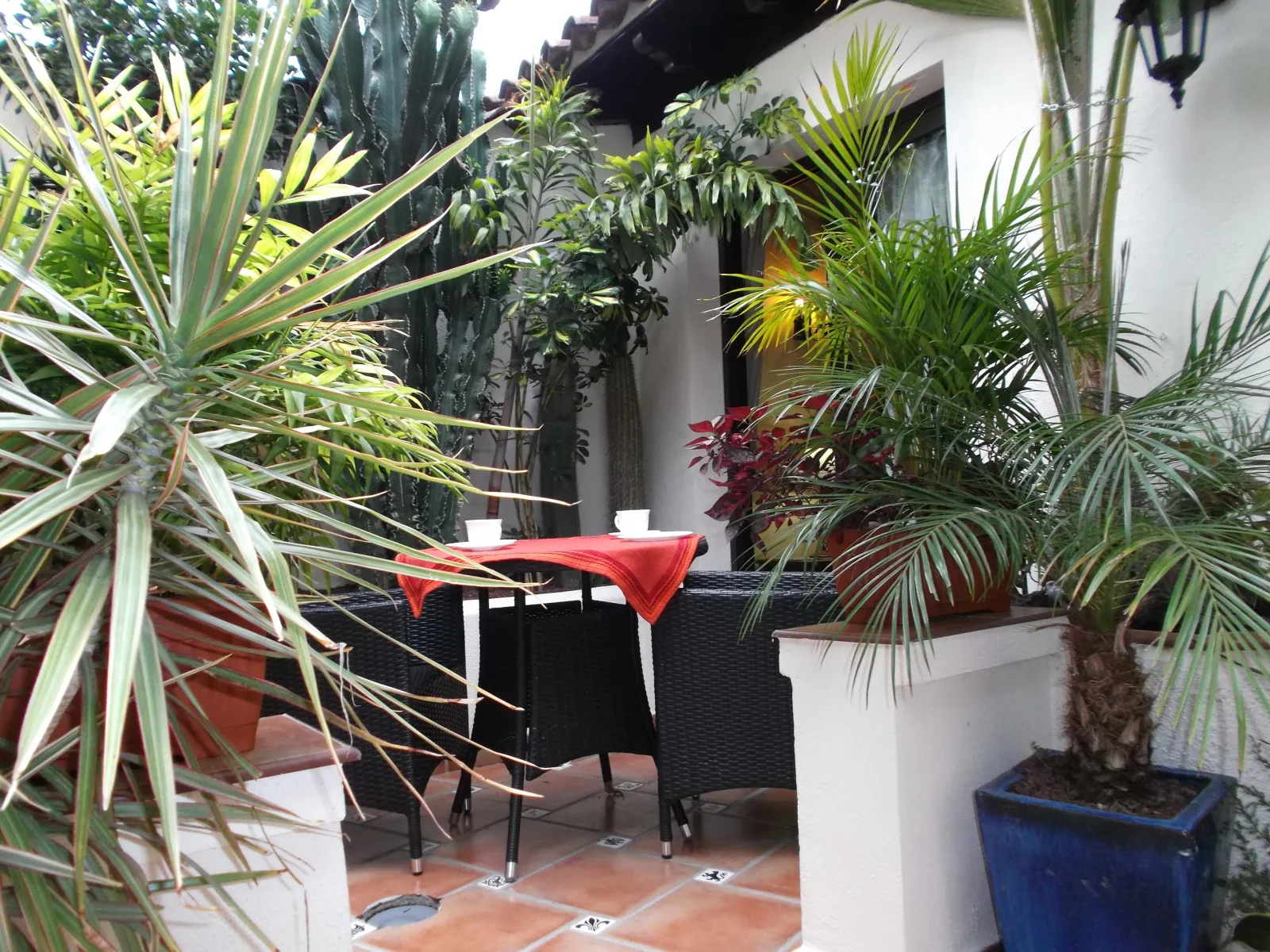 Apartment mit kleiner Innenhof-Terrasse im rustikalen Stil
