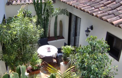 Apartment mit kleiner Innenhof-Terrasse im rustikalen Stil
