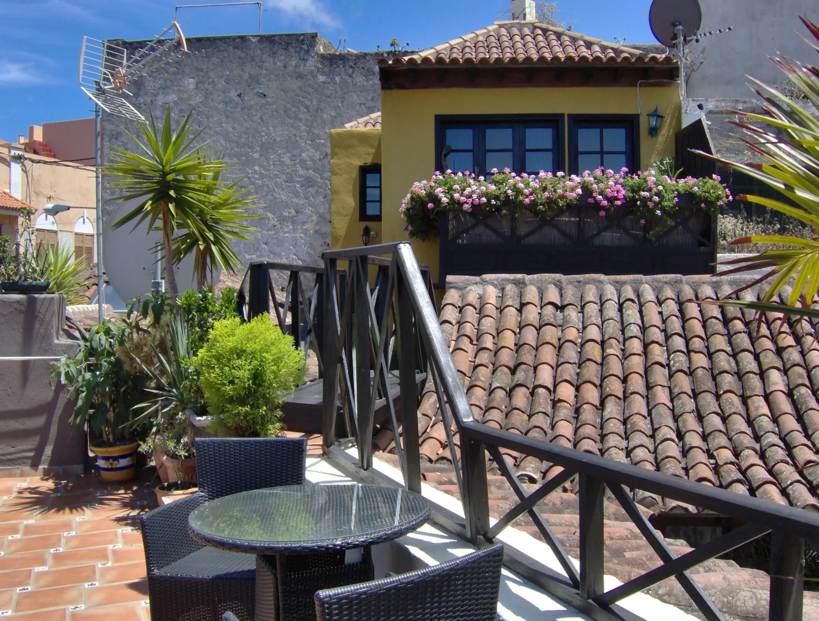 Apartment mit kleiner Innenhof-Terrasse im rustikalen Stil