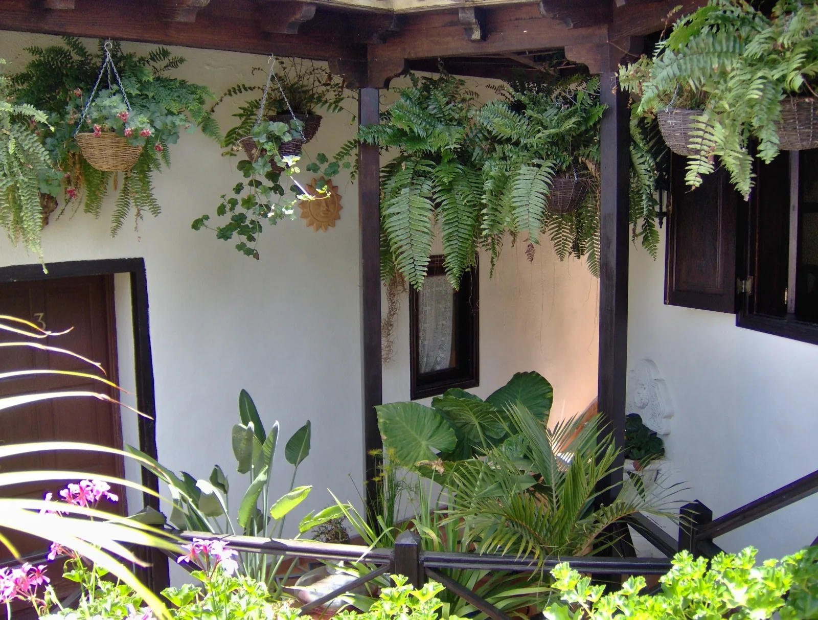 Apartment mit kleiner Innenhof-Terrasse im rustikalen Stil