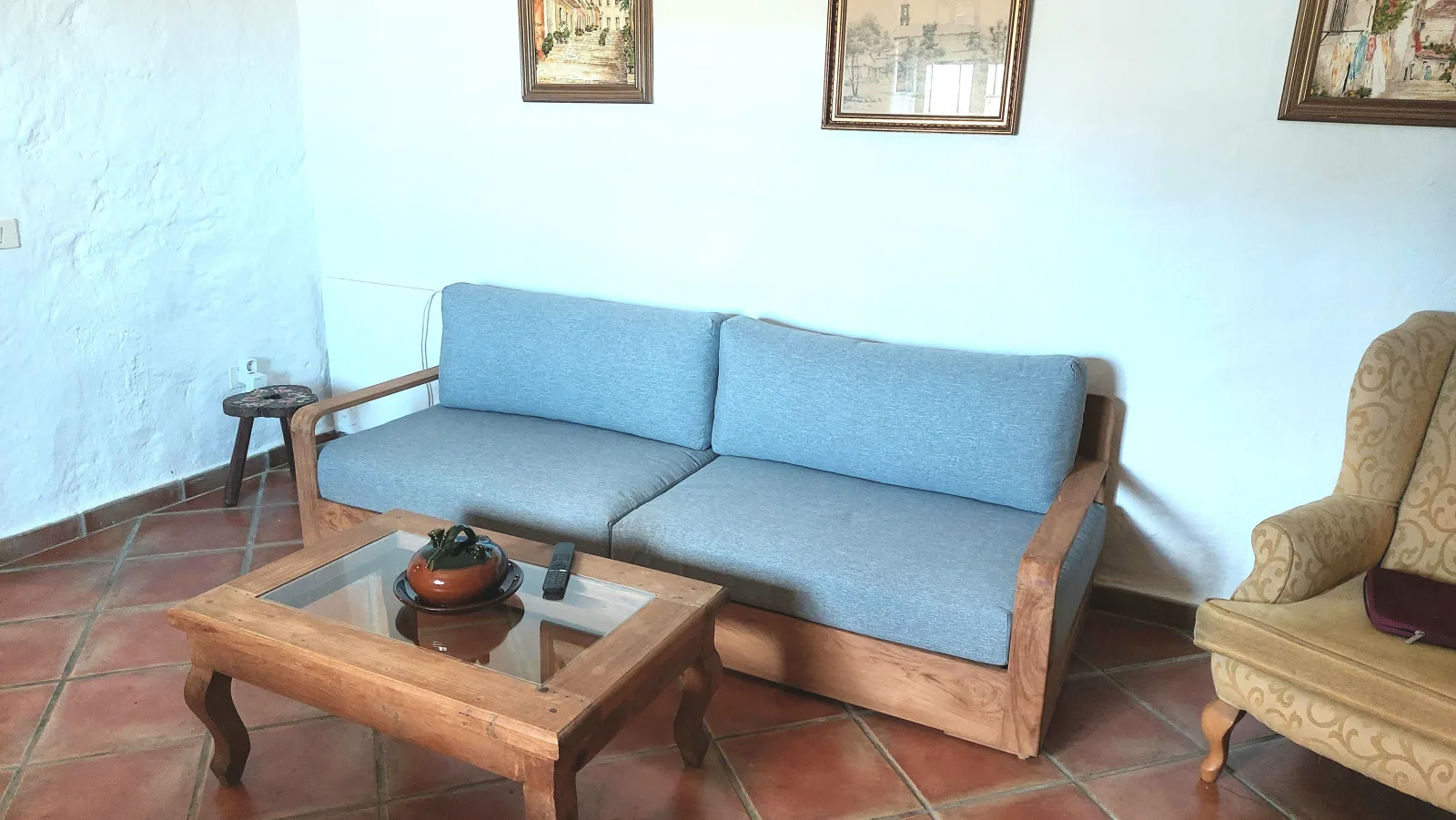 Apartment mit kleiner Innenhof-Terrasse im rustikalen Stil