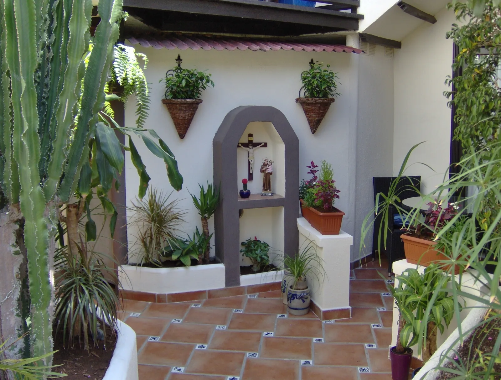 Apartment mit kleiner Innenhof-Terrasse im rustikalen Stil