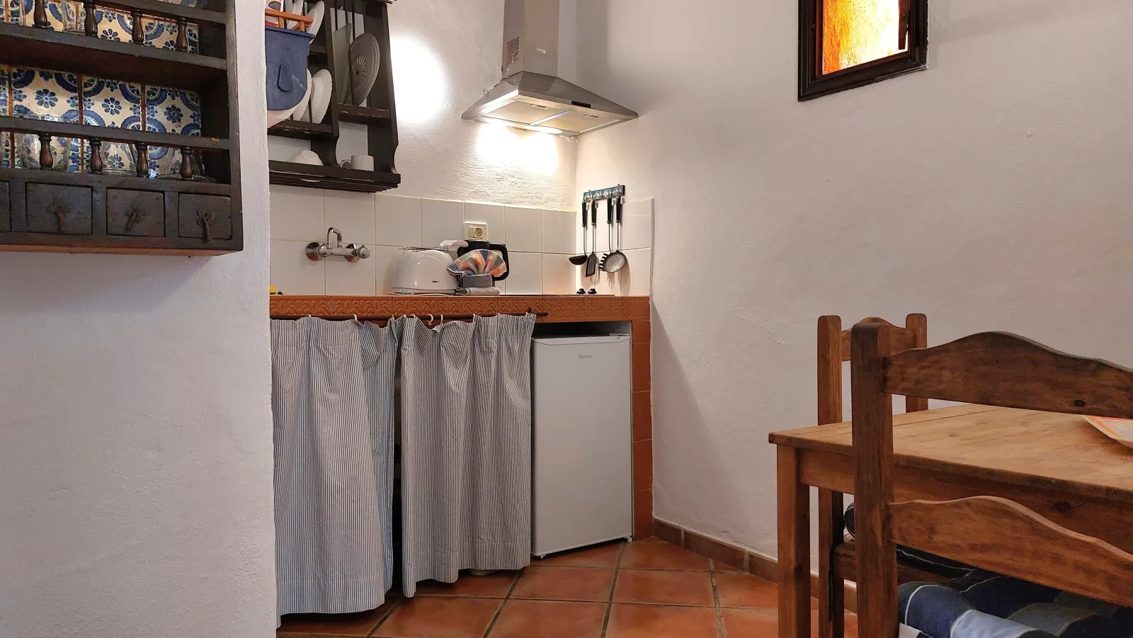 Apartment mit kleiner Innenhof-Terrasse im mediterranen Stil