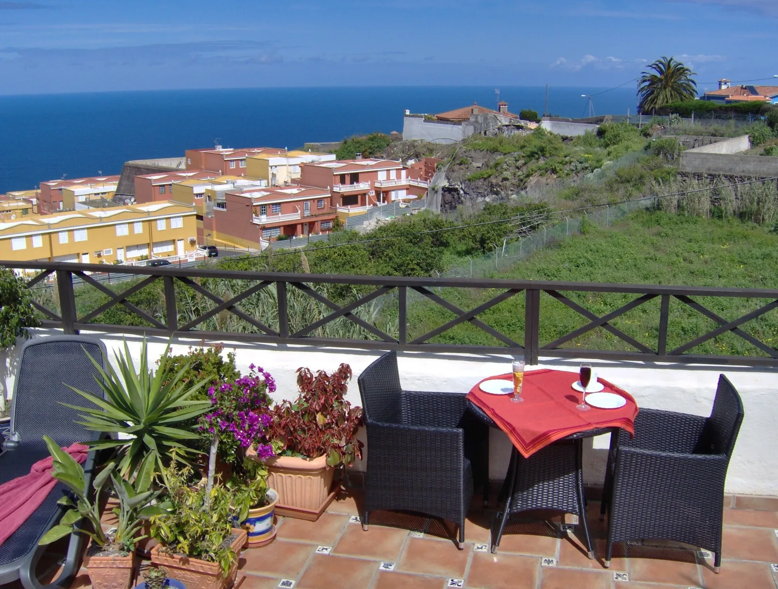 Apartment mit kleiner Innenhof-Terrasse im mediterranen Stil