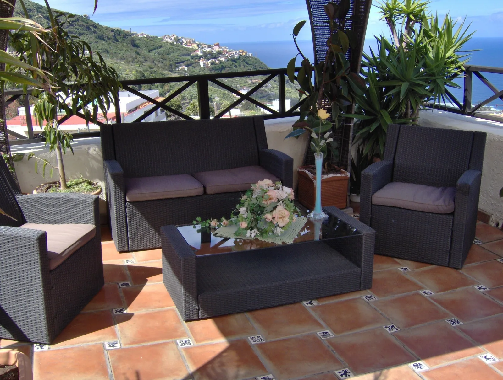 Apartment mit kleiner Innenhof-Terrasse im mediterranen Stil