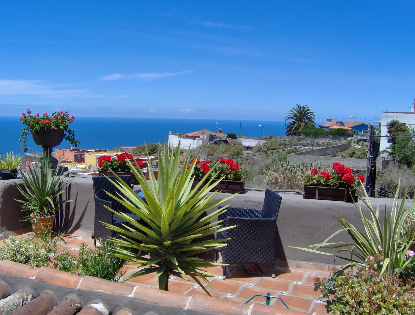 Apartment mit kleiner Innenhof-Terrasse im mediterranen Stil
