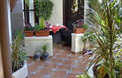 Apartment mit kleiner Innenhof-Terrasse im mediterranen Stil