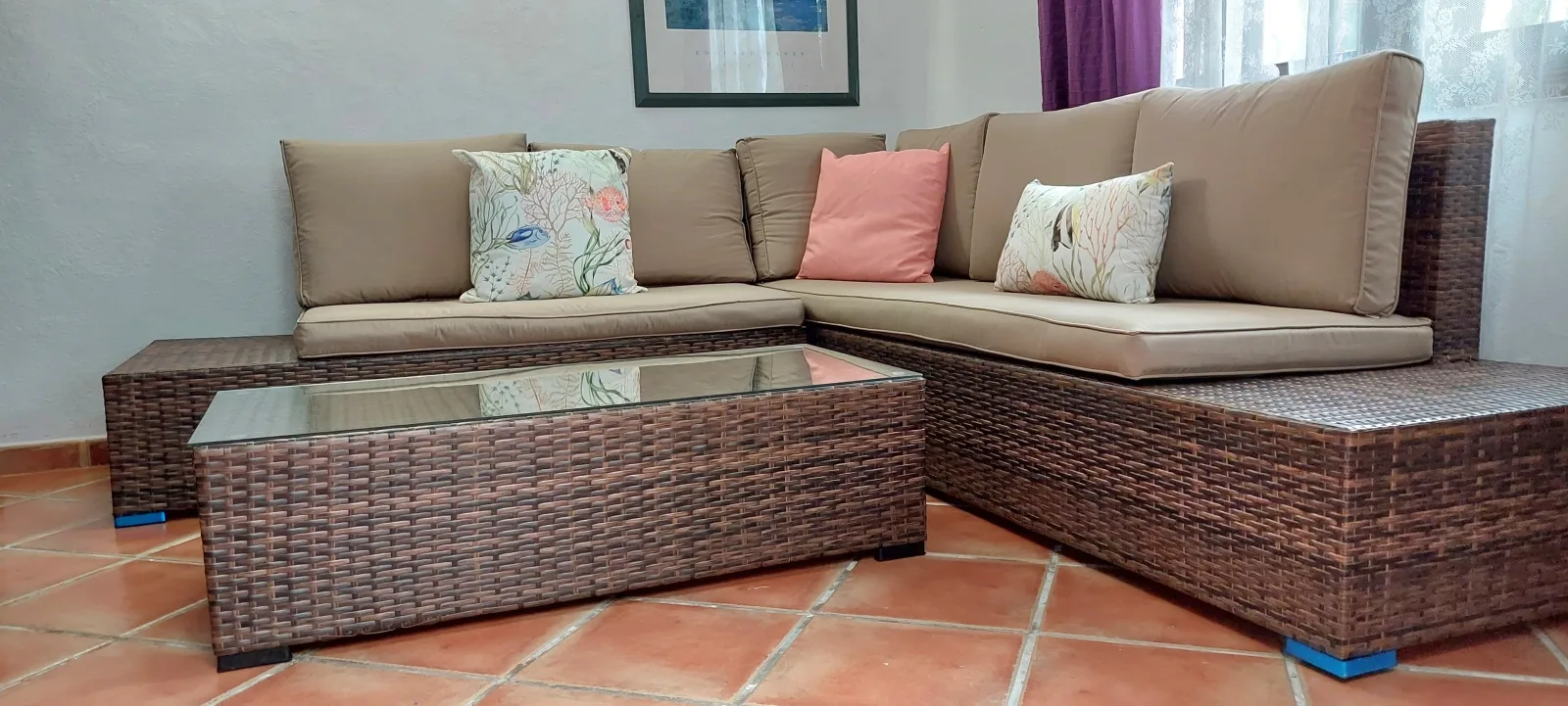 Apartment mit kleiner Innenhof-Terrasse im mediterranen Stil