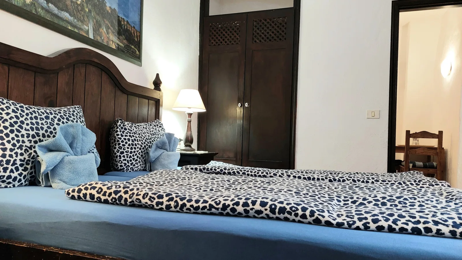 Apartment mit kleiner Innenhof-Terrasse im mediterranen Stil