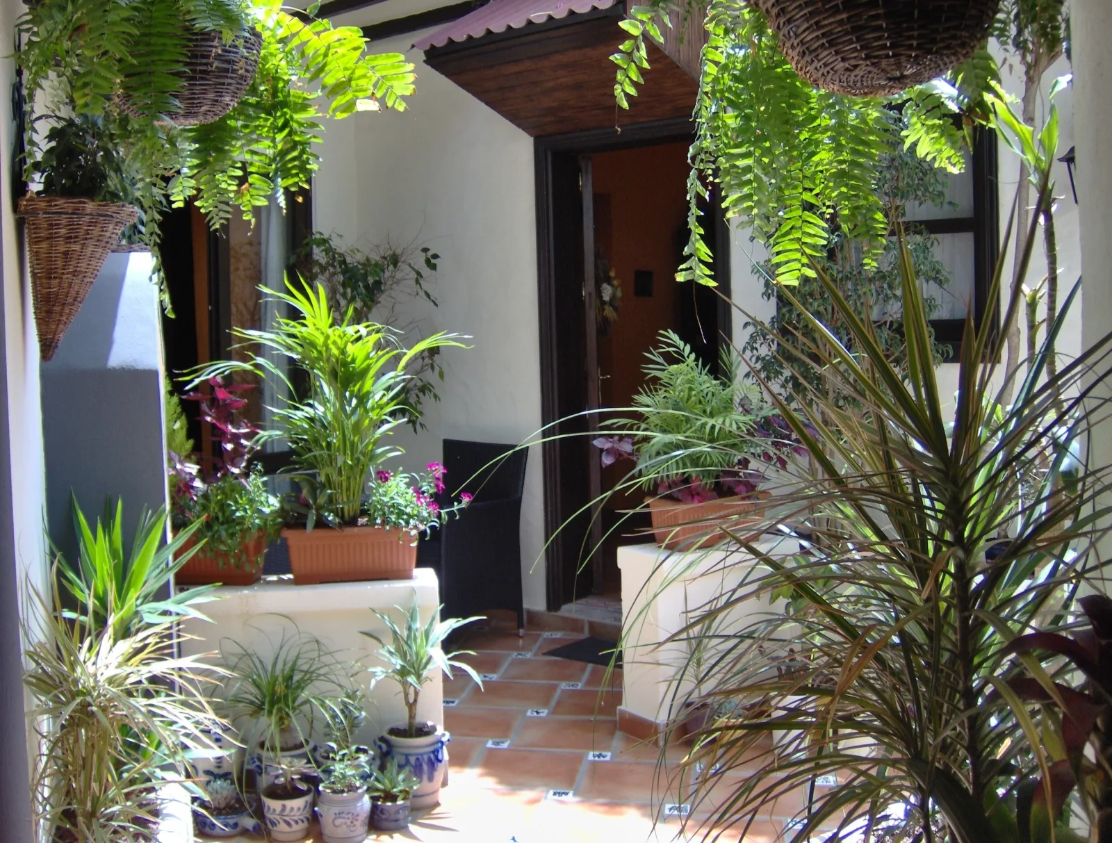 Apartment mit kleiner Innenhof-Terrasse im mediterranen Stil