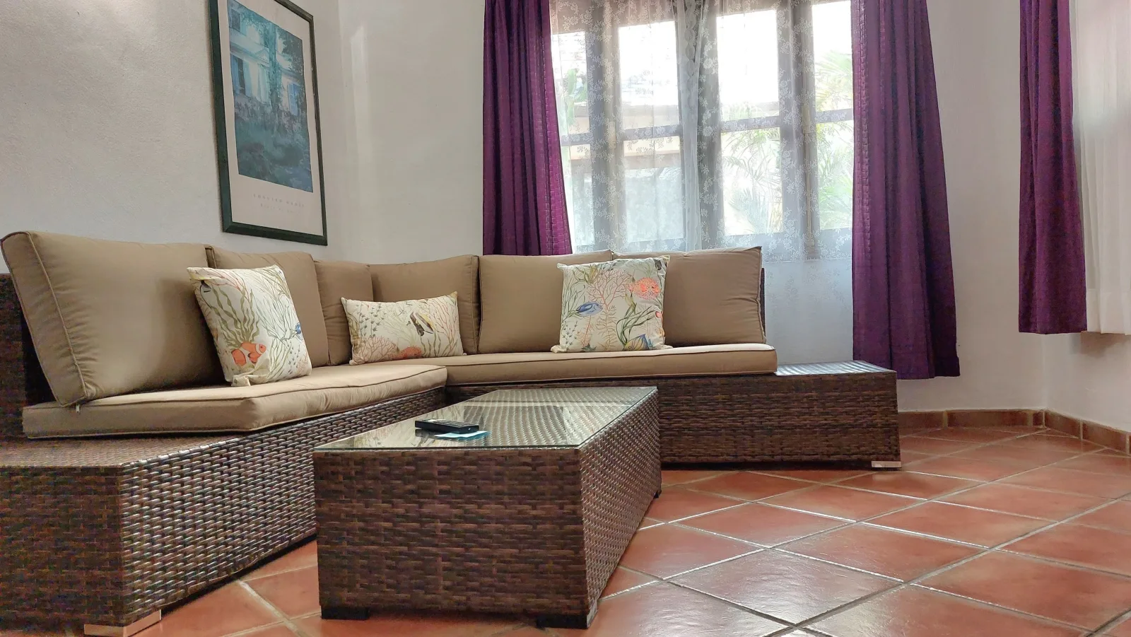 Apartment mit kleiner Innenhof-Terrasse im mediterranen Stil