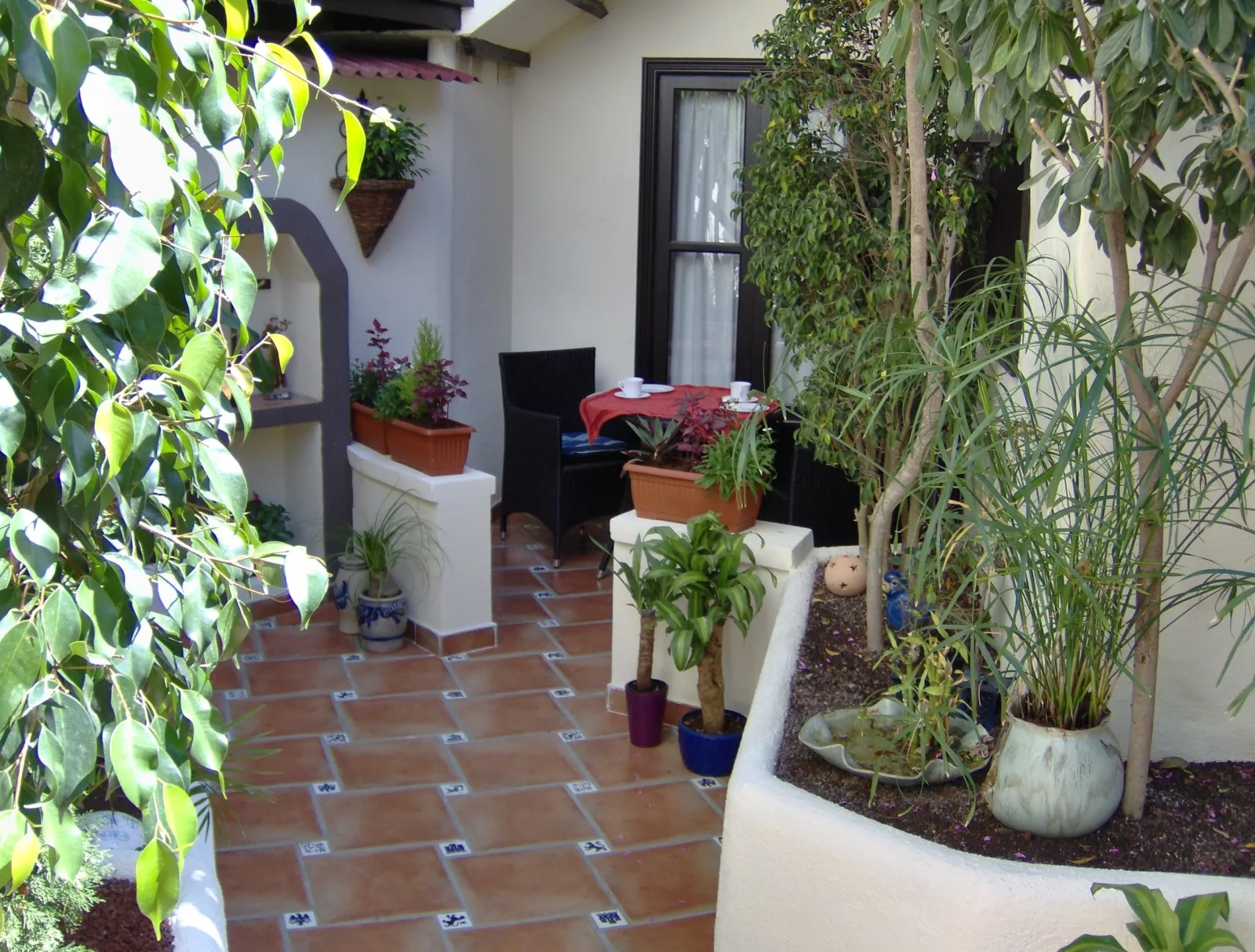 Apartment mit kleiner Innenhof-Terrasse im mediterranen Stil