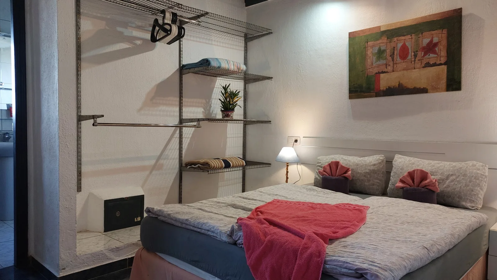 Apartment mit privatem Balkon sowie Meer- und Gebirgsblick im modernen Stil