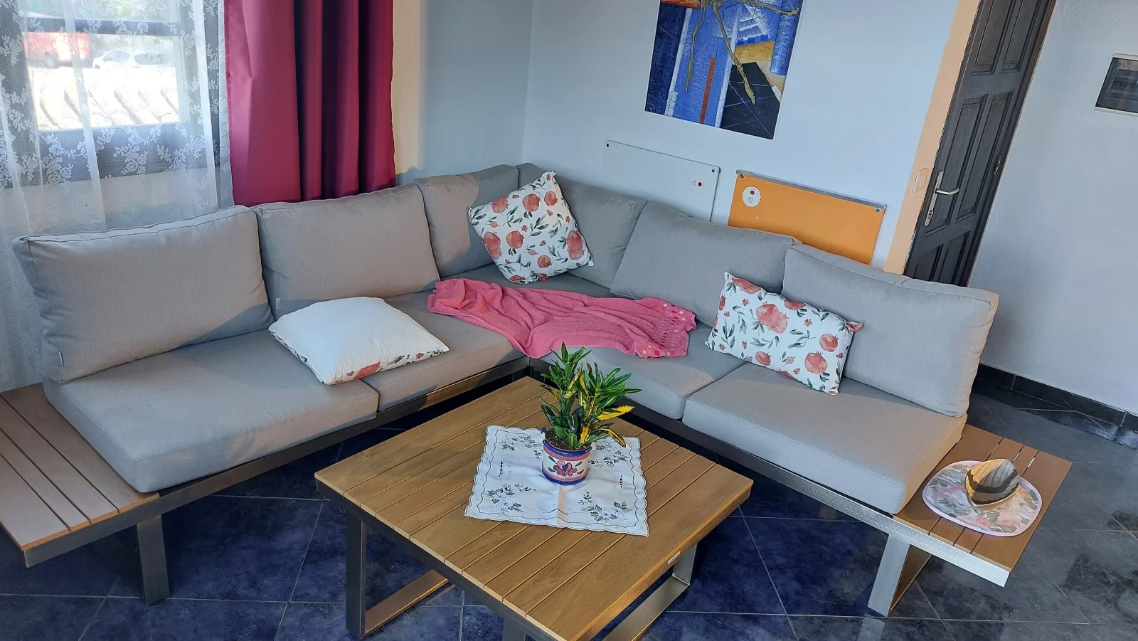 Apartment mit privatem Balkon sowie Meer- und Gebirgsblick im modernen Stil