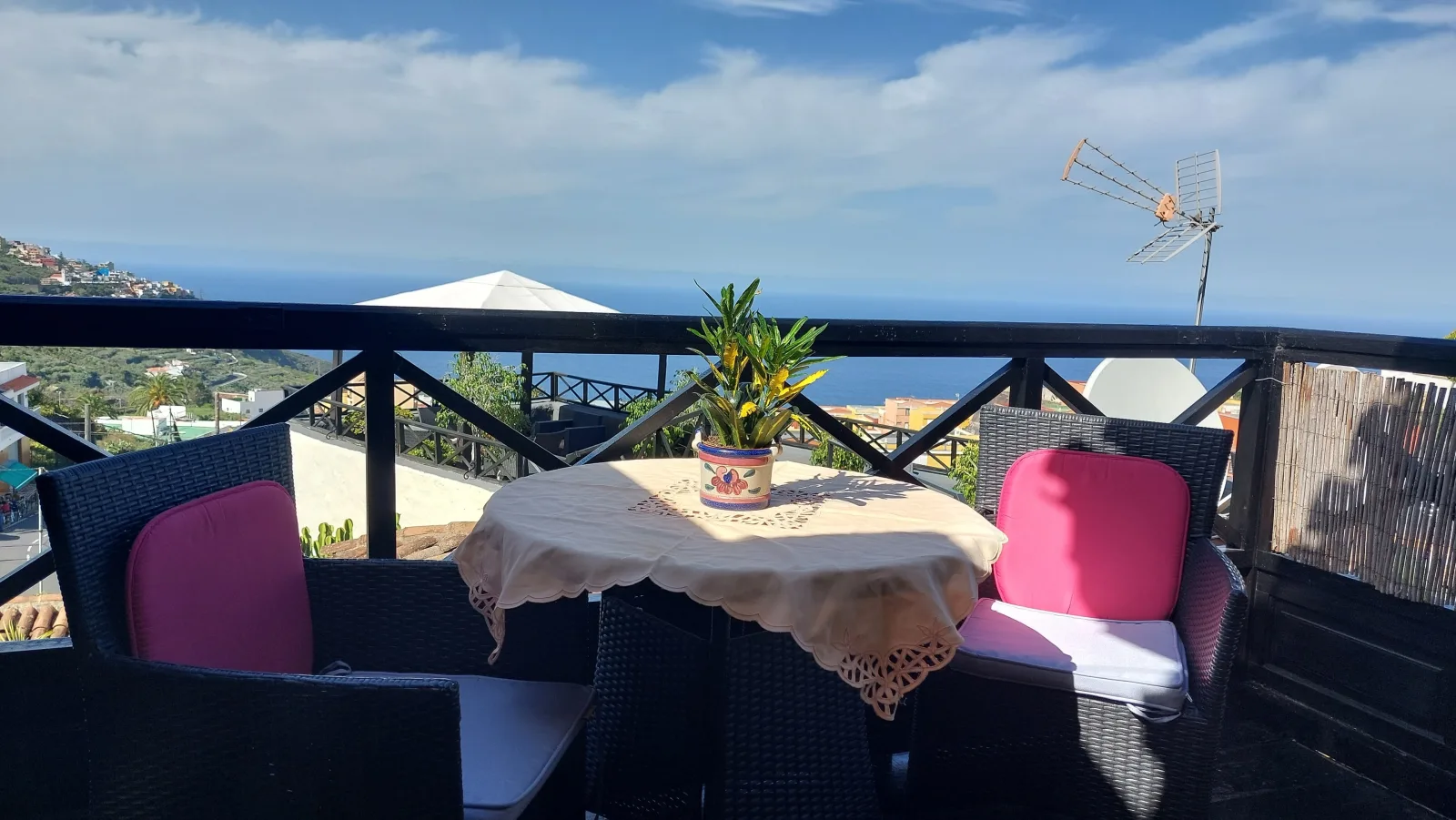 Apartment mit privatem Balkon sowie Meer- und Gebirgsblick im modernen Stil