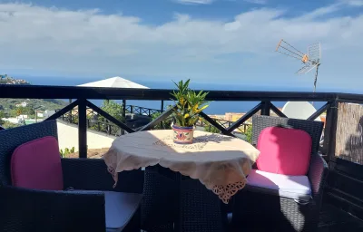 Apartment mit privatem Balkon sowie Meer- und Gebirgsblick im modernen Stil
