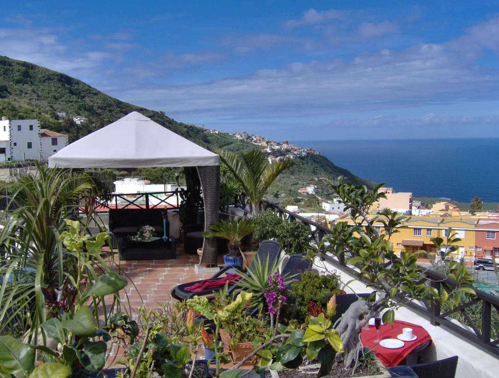 Apartment mit privatem Balkon sowie Meer- und Gebirgsblick im modernen Stil