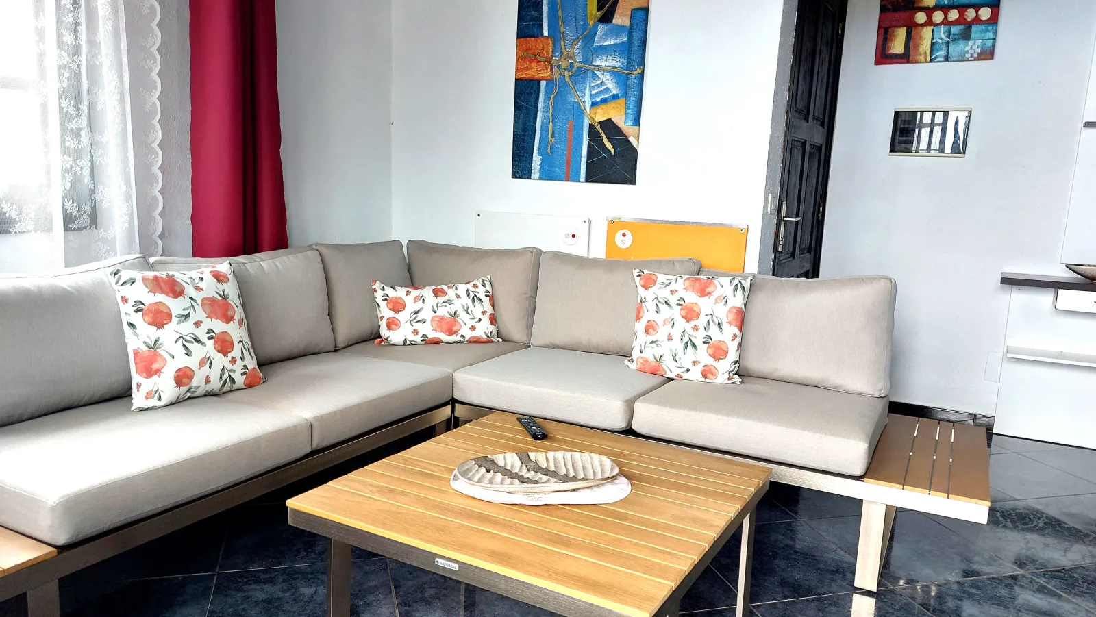 Apartment mit privatem Balkon sowie Meer- und Gebirgsblick im modernen Stil