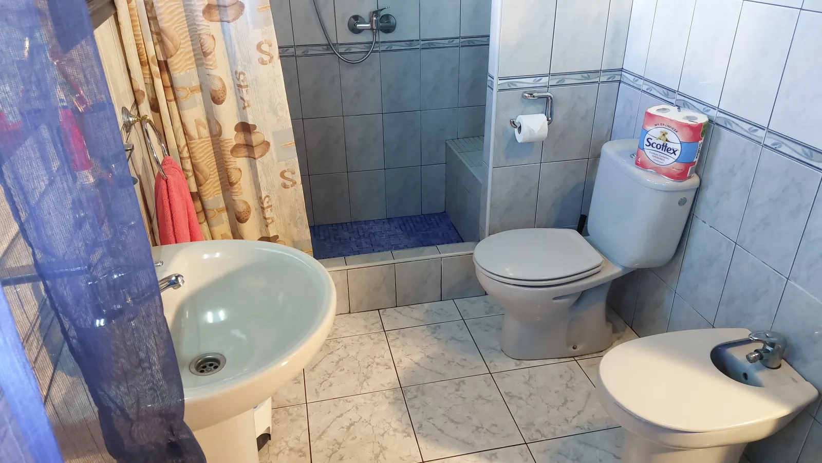 Apartment mit privatem Balkon sowie Meer- und Gebirgsblick im modernen Stil