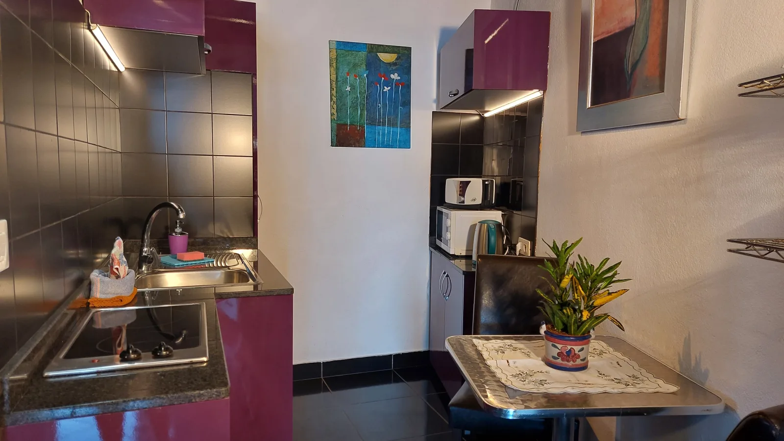 Apartment mit privatem Balkon sowie Meer- und Gebirgsblick im modernen Stil