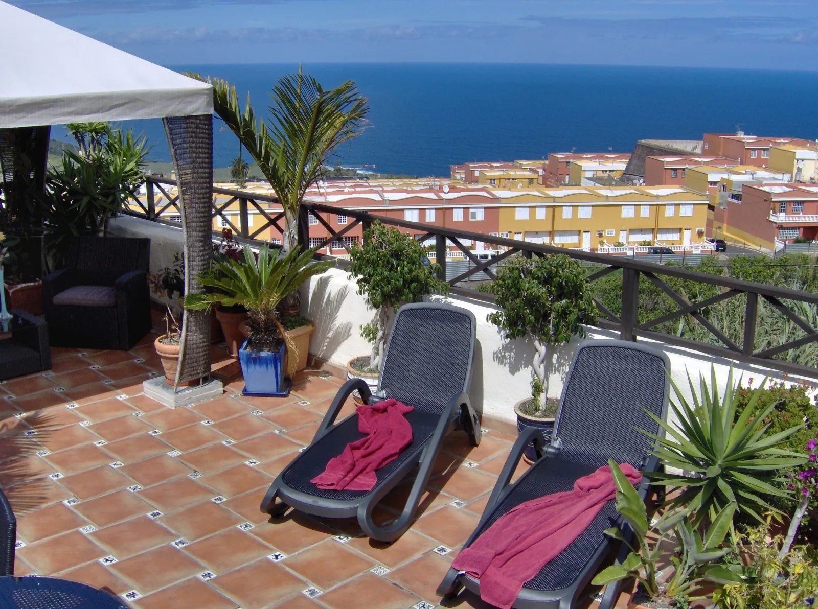 Apartment mit privatem Balkon sowie Meer- und Gebirgsblick im modernen Stil