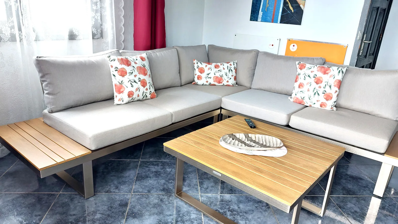 Apartment mit privatem Balkon sowie Meer- und Gebirgsblick im modernen Stil