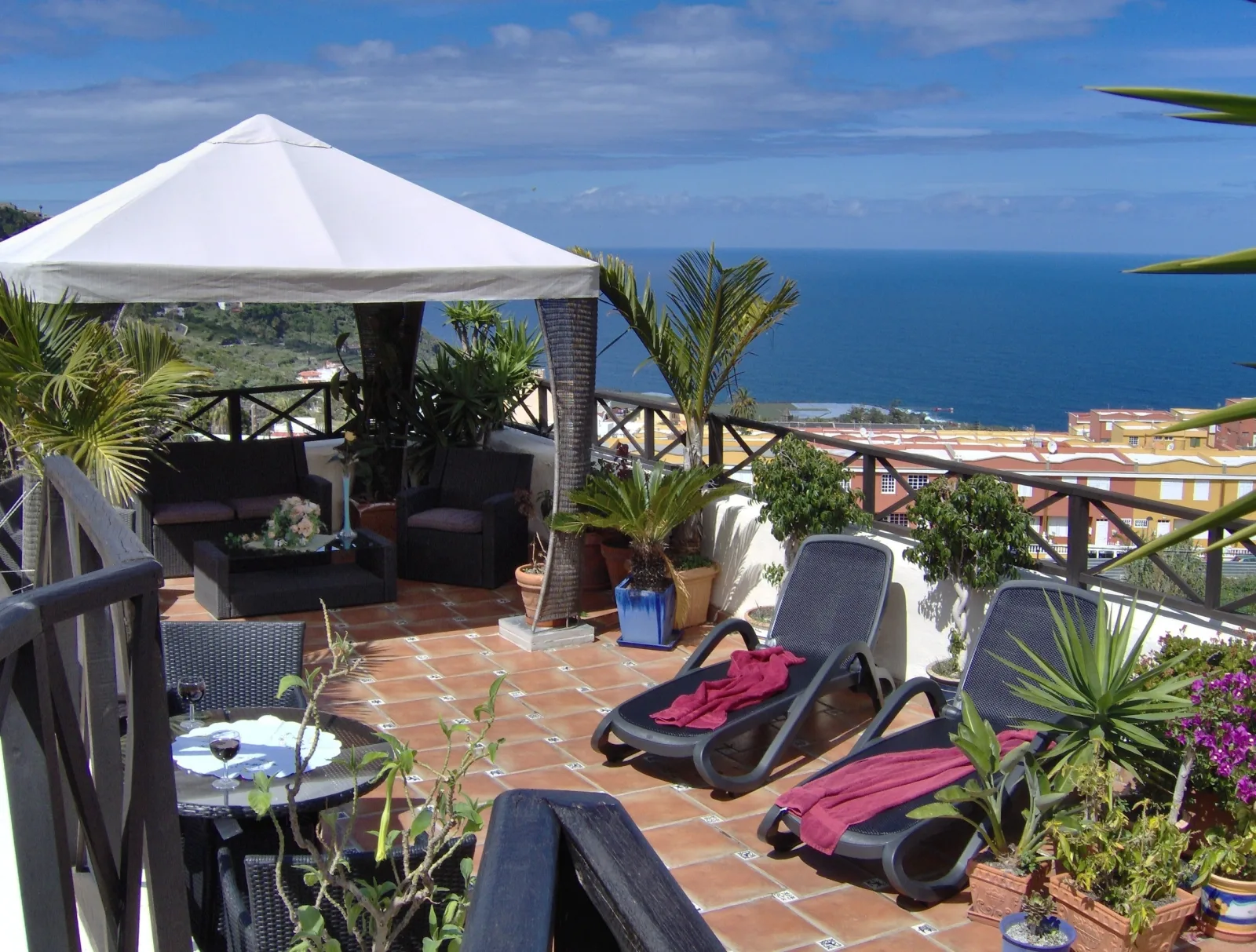 Apartment mit privatem Balkon sowie Meer- und Gebirgsblick im modernen Stil